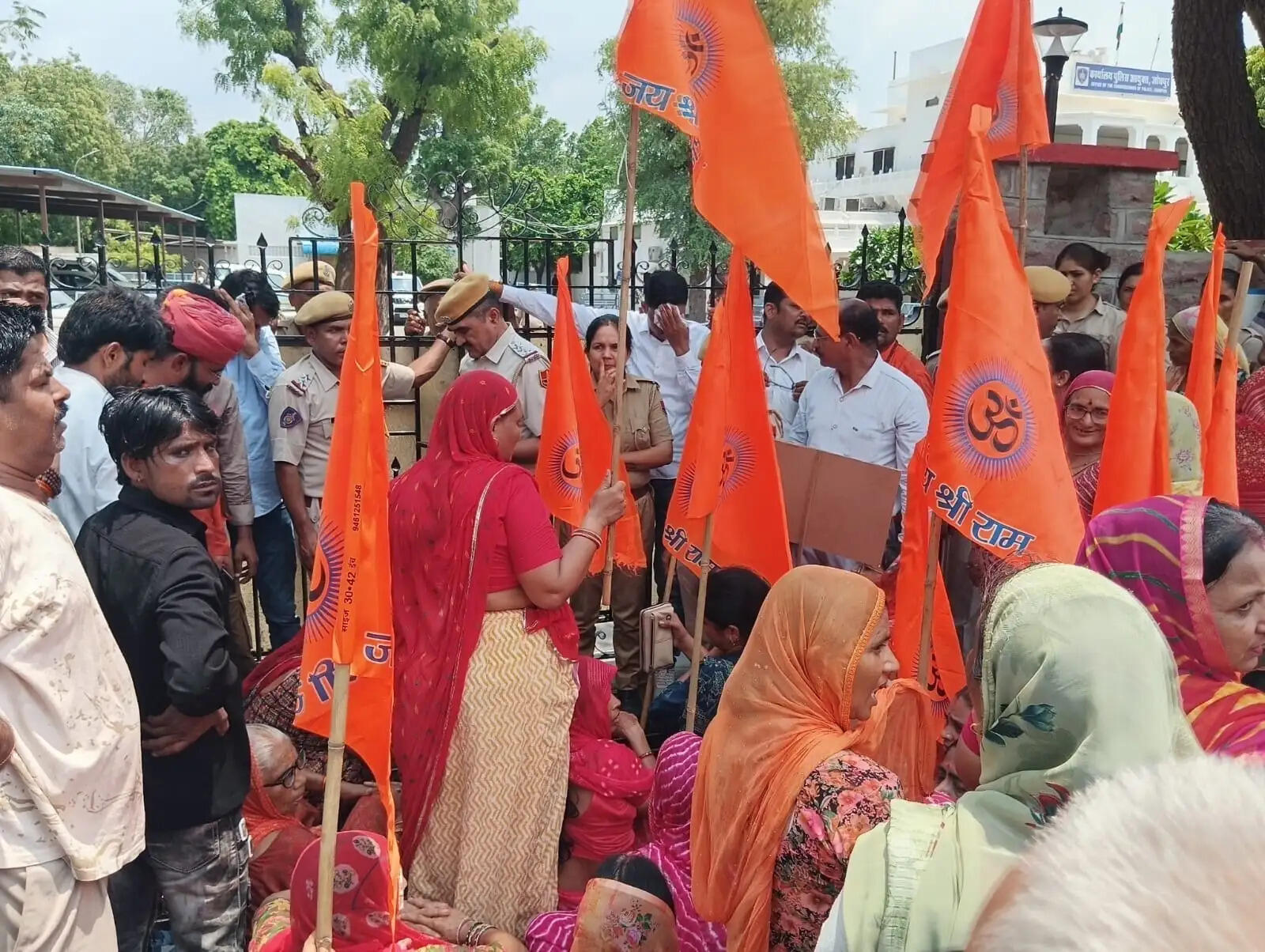 लव जिहाद के आरोप को लेकर कमिश्नरेट के बाहर प्रदर्शन