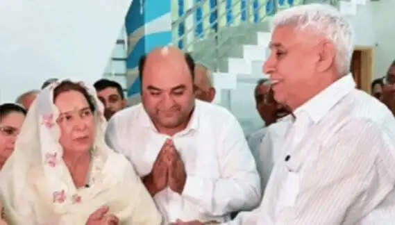 हाल ही में जेल से छूटे सतलोक आश्रम के संचालक रामपाल से मिलीं नवजोत कौर सिद्धू