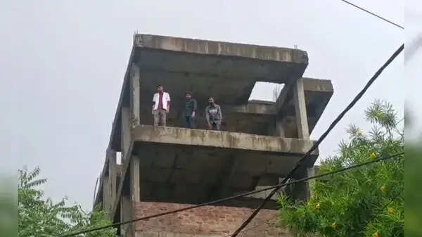 भोपाल में नर्सिंग छात्रों का प्रदर्शन, 6 मंजिला इमारत पर चढ़े तीन छात्र, रिजल्ट और परीक्षाएं कराने की मांग