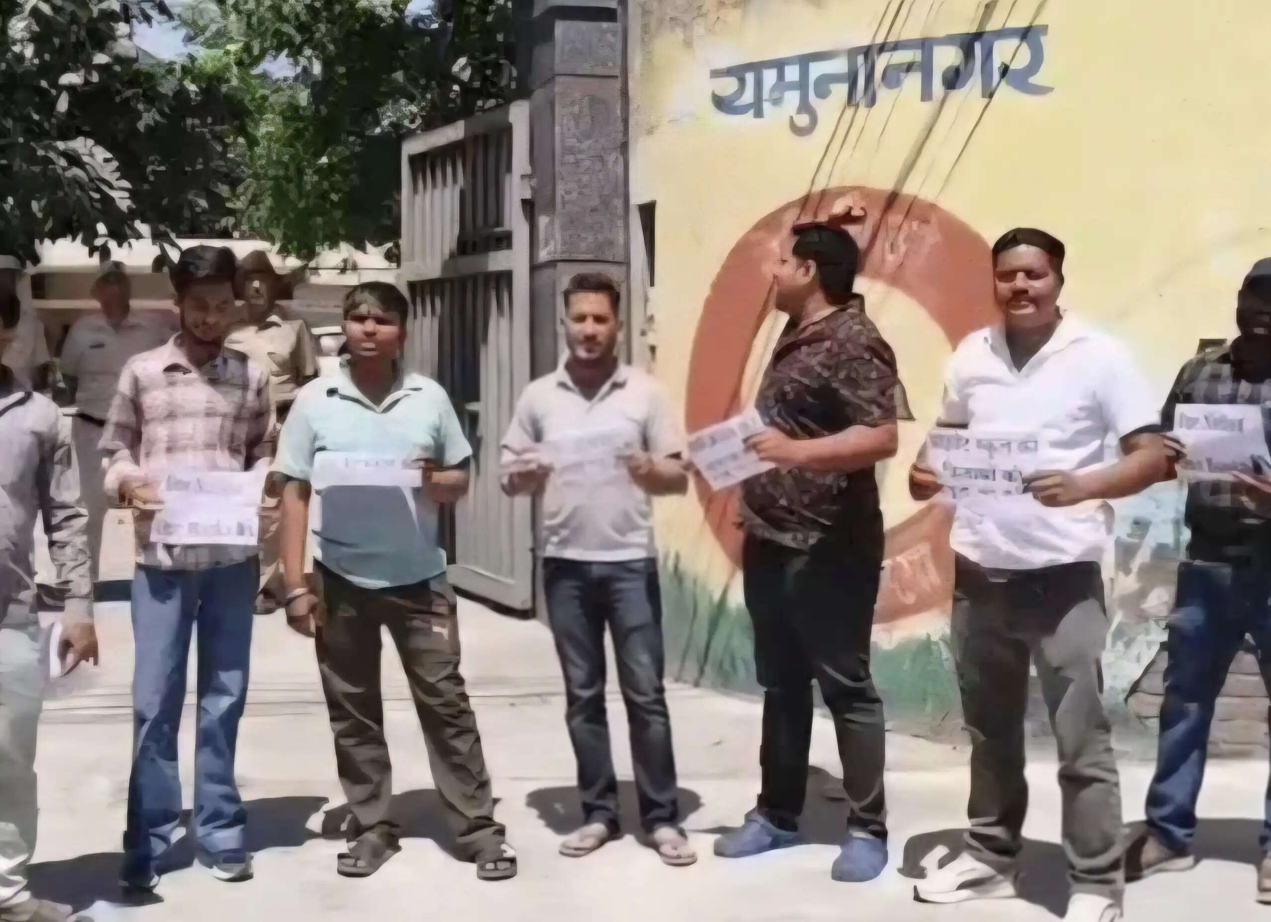 यमुनानगर: निजी स्कूलों में किताबों की अनिवार्य खरीद के विरोध में अभिभावकों ने किया प्रदर्शन