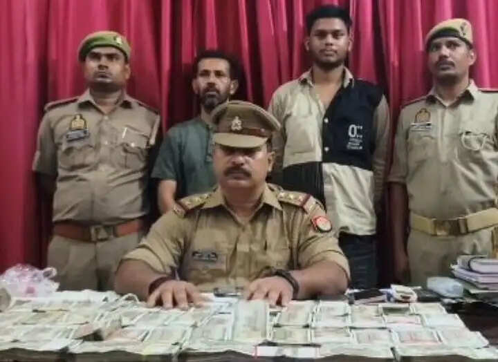 कोलकाता मेल एक्सप्रेस के एस-थ्री कोच में दो संदिग्धों के पास से मिला 28 लाख की नकदी,जांच जारी