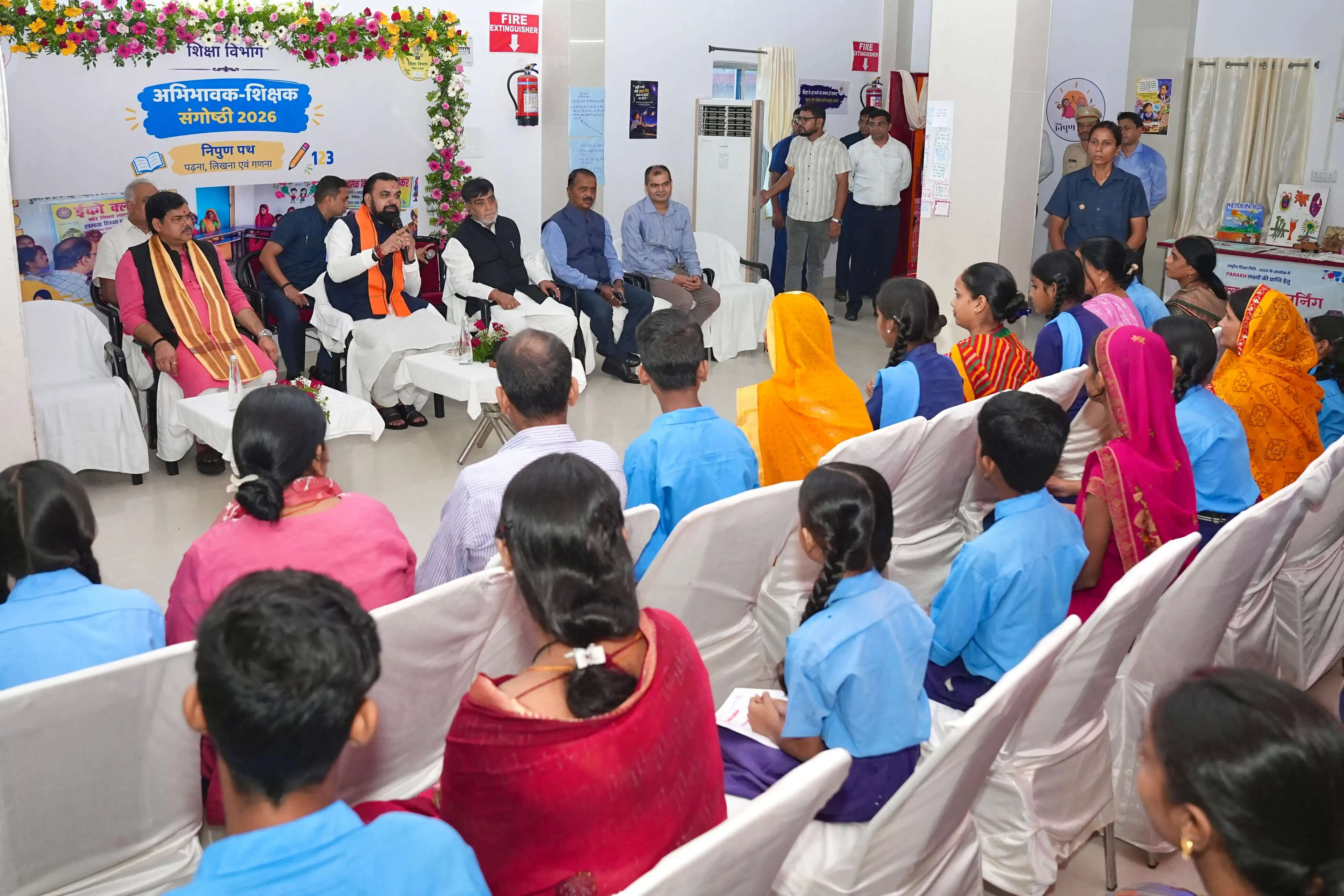 मुख्यमंत्री ने विद्यार्थियों को नियमित विद्यालय आने, होमवर्क करने और पढ़ाई में निरंतर मेहनत करने की सलाह दी
