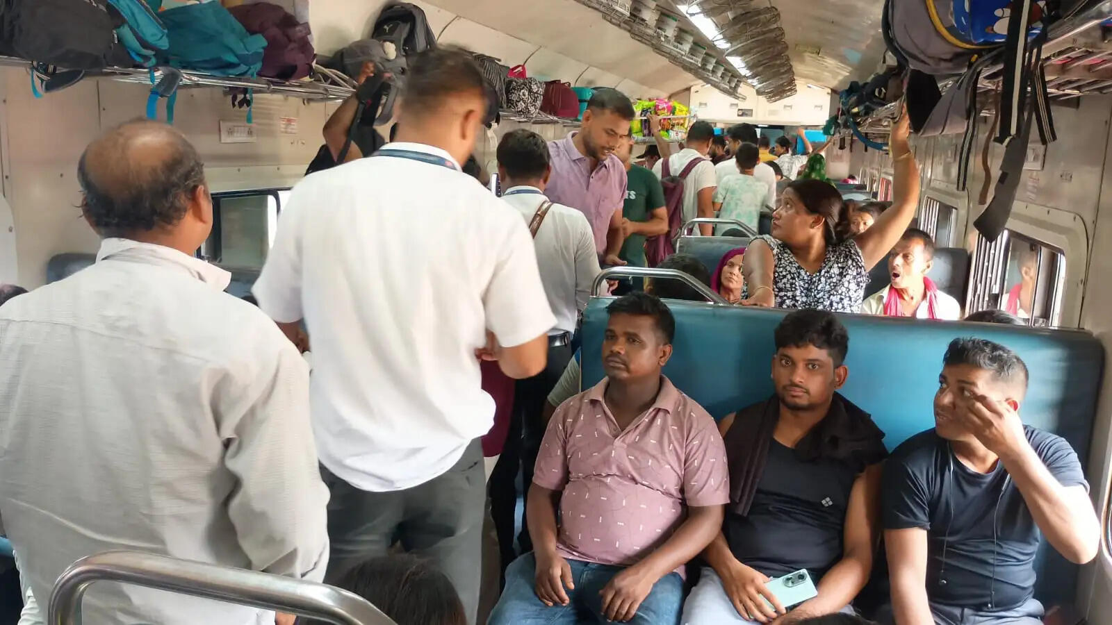 खड़गपुर मंडल में टिकट जांच अभियान, 374 मामलों में कार्रवाई