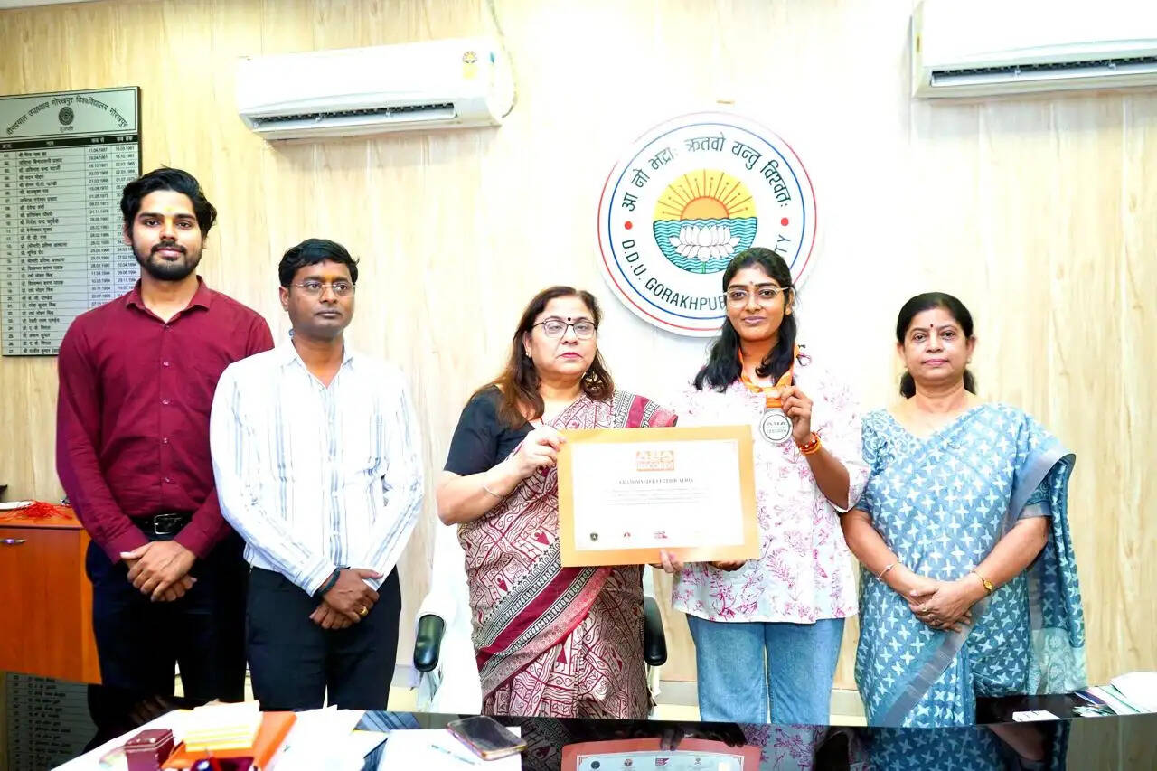 गोरखपुर विश्वविद्यालय की छात्रा अंजलि मिश्रा ने रचा इतिहास