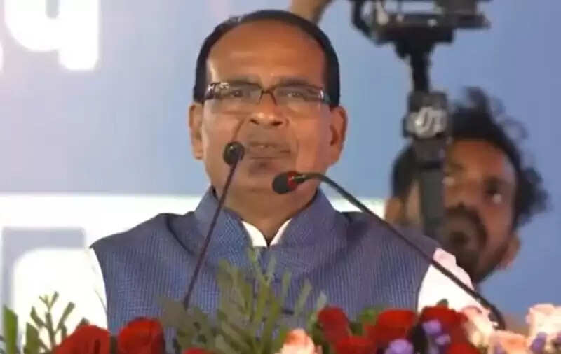 शिवराज सिंह ने मप्र के रायसेन जिले की दुष्कर्म पीड़ित बच्ची के परिजनों को दिए 10 लाख रुपये