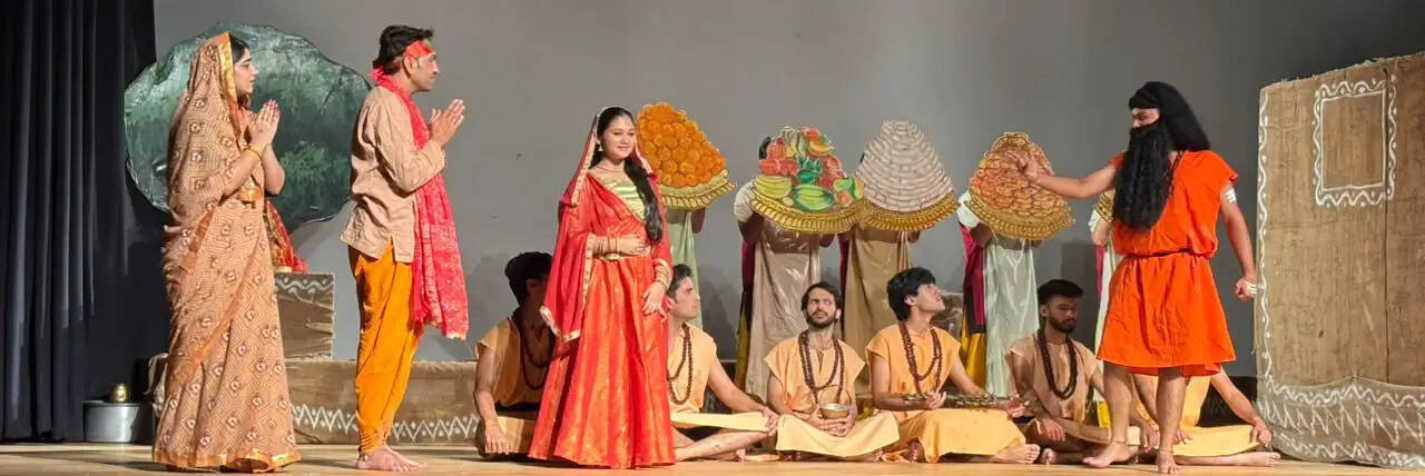 कटड़ा नवरात्र महोत्सव में ‘माता की कहानी’ ने मोहा दर्शकों का मन