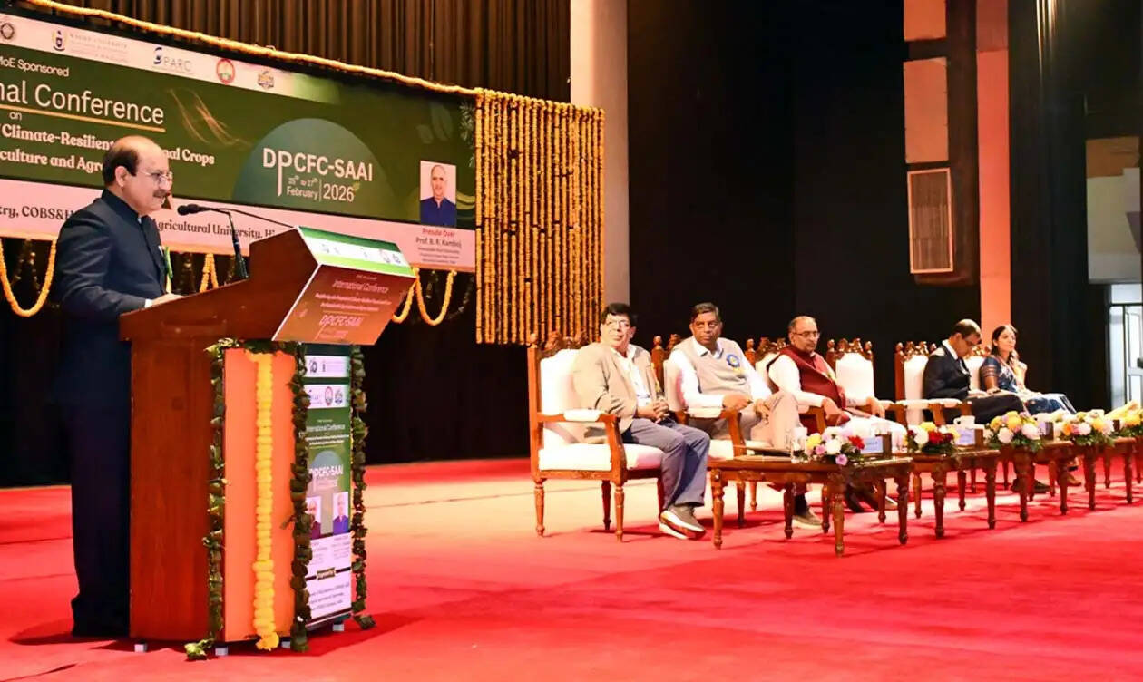 हिसार : किसानों के हित में बेहतर समन्वय से कार्य करें अनुसंधान एवं औद्योगिक संस्थान : प्रो. सोमनाथ सचदेवा