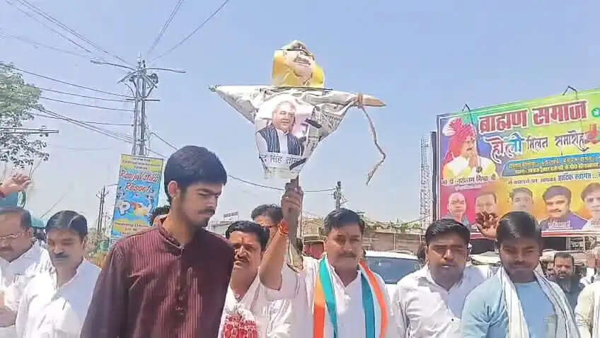 दतिया : राजेंद्र भारती की विधायकी समाप्त होने से गरमाई सियासत, कांग्रेस का प्रदर्शन