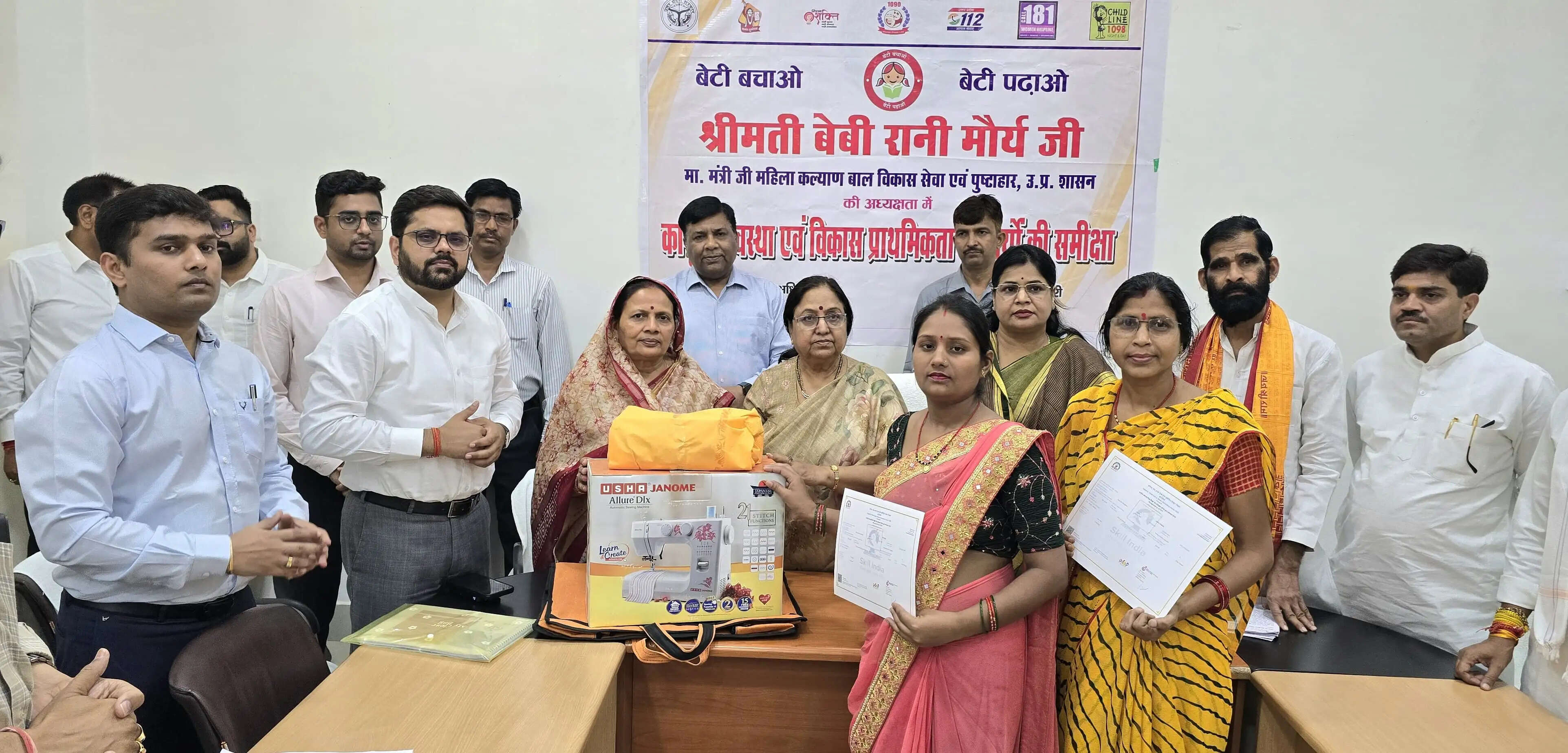 प्रभारी मंत्री ने बांटी टूलकिट, योजनाओं की प्रगति पर जताया संतोष