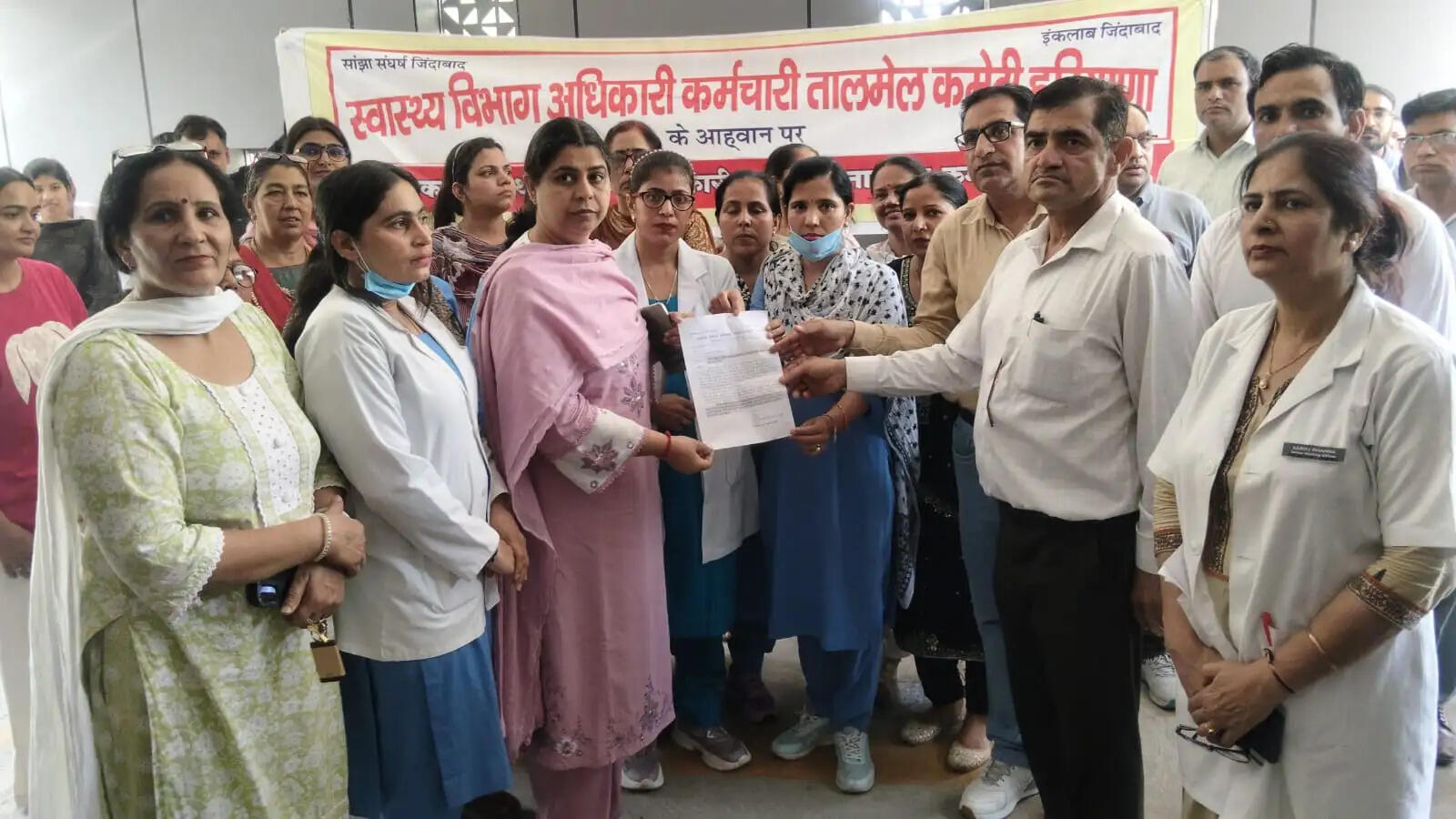 जींद : नर्सिंग ऑफिसर ने की पेन डाउन हड़ताल, सीएमओ कार्यालय पर किया प्रदर्शन
