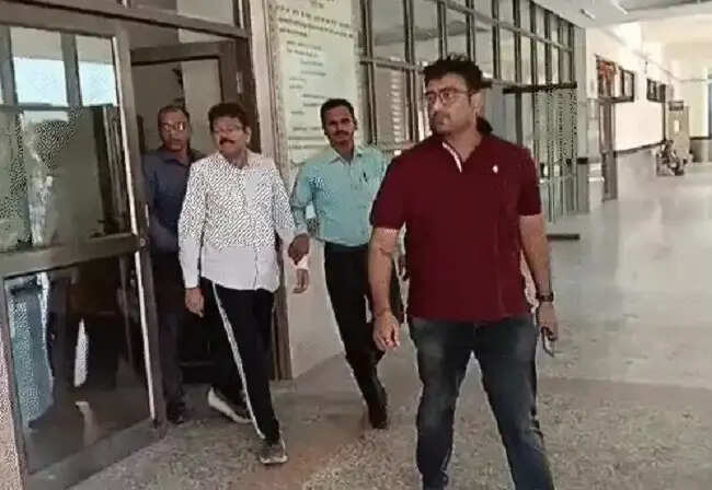 (अपडेट) मप्रः कोर्ट ने रेलवे के सेक्शन इंजीनियर को तीन दिन की रिमांड पर सीबीआई को सौंपा