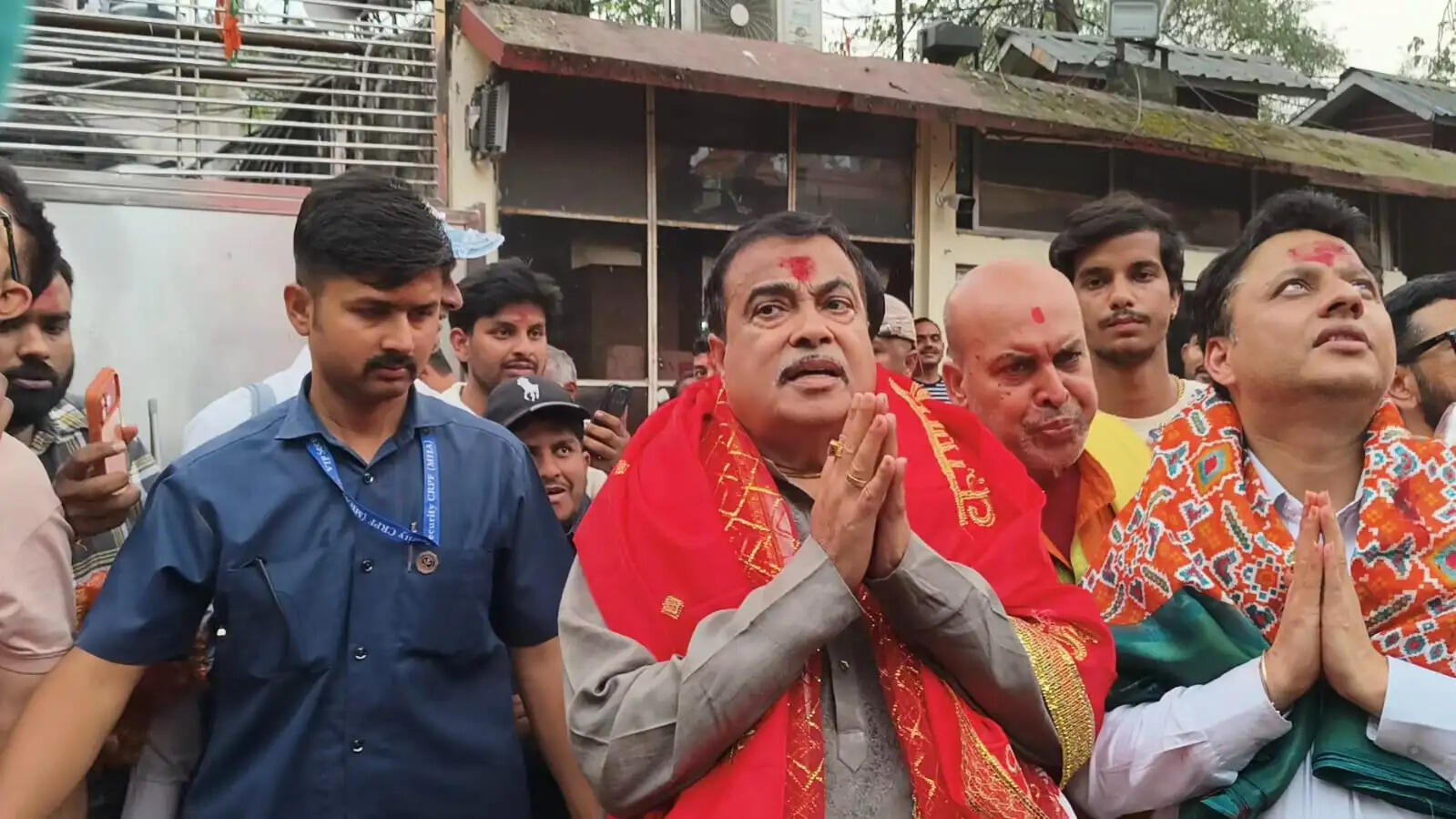 केंद्रीय मंत्री नितिन गडक़री ने लिए मा कामाख्या की आशीर्वाद।