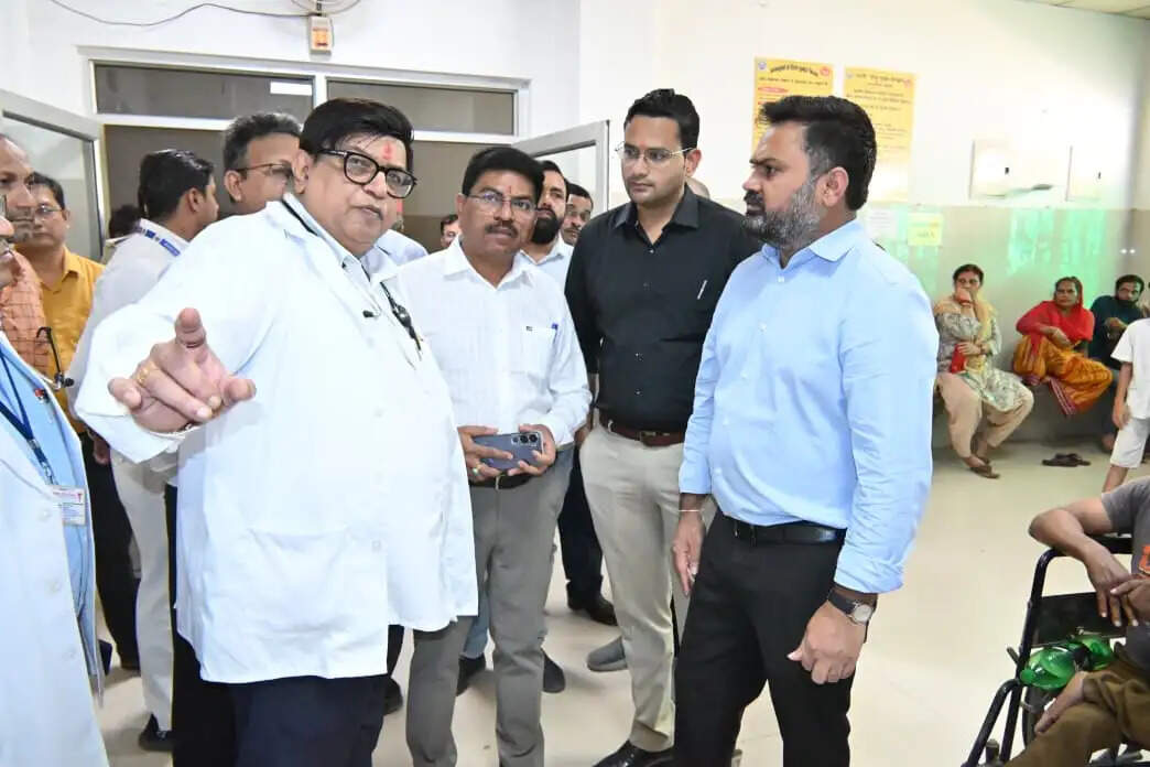 अस्पताल का निरीक्षण कर जिलाधिकारी का निर्देश— कमियां मिलने पर तत्काल सुधारें