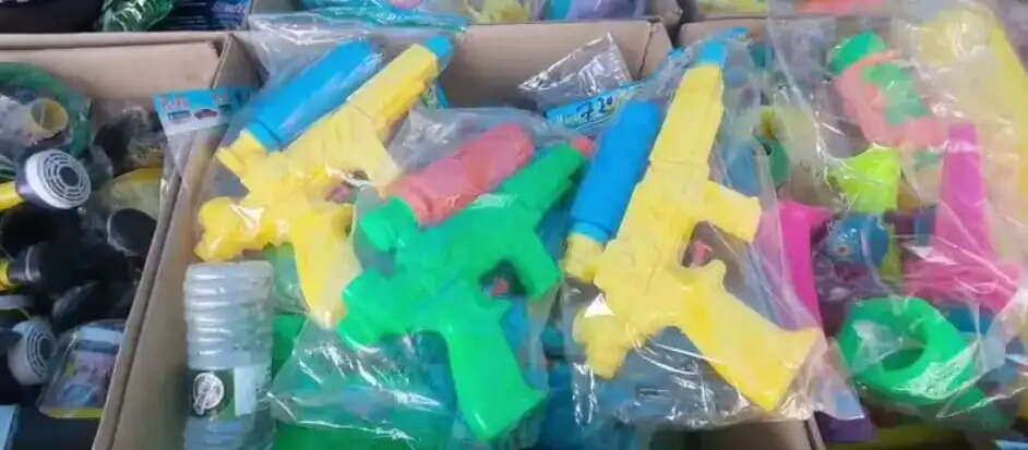 कोरबा के बाजारों में होली की रौनक, रंग-गुलाल और पिचकारियों से सजी दुकानें