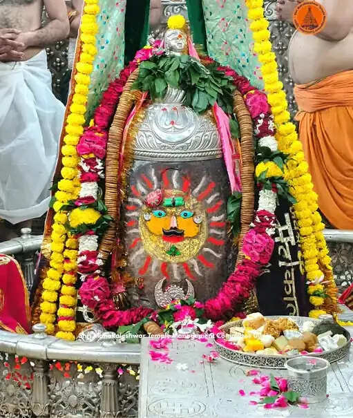 त्रिशूल-त्रिपुंड, रजत मुकुट और मुण्डमाल से सजे बाबा महाकाल, मोगरे-गुलाब के फूलों से हुआ विशेष श्रृंगार