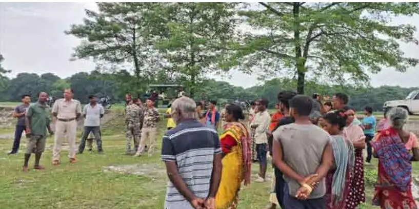 शिलतोर्षा नदी के चर की जमीन पर कब्जे को लेकर तनाव, आदिवासियों ने जताया पुश्तैनी हक का दावा