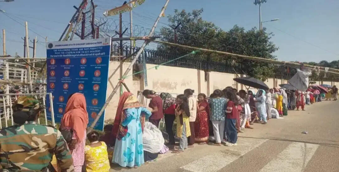 भारत-वेस्टइंडीज टी-20 से पहले टिकटों के लिए उमड़ी भीड़, रात दो बजे से कतार में लगे प्रशंसक
