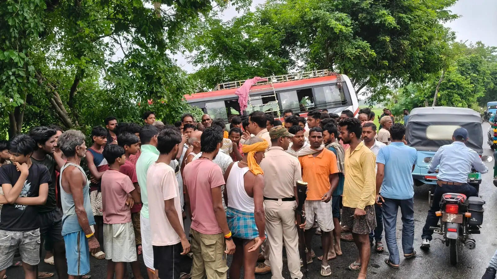 अनियंत्रित बस पेड़ से टकराई, पांच यात्री घायल, सदर अस्पताल में भर्ती