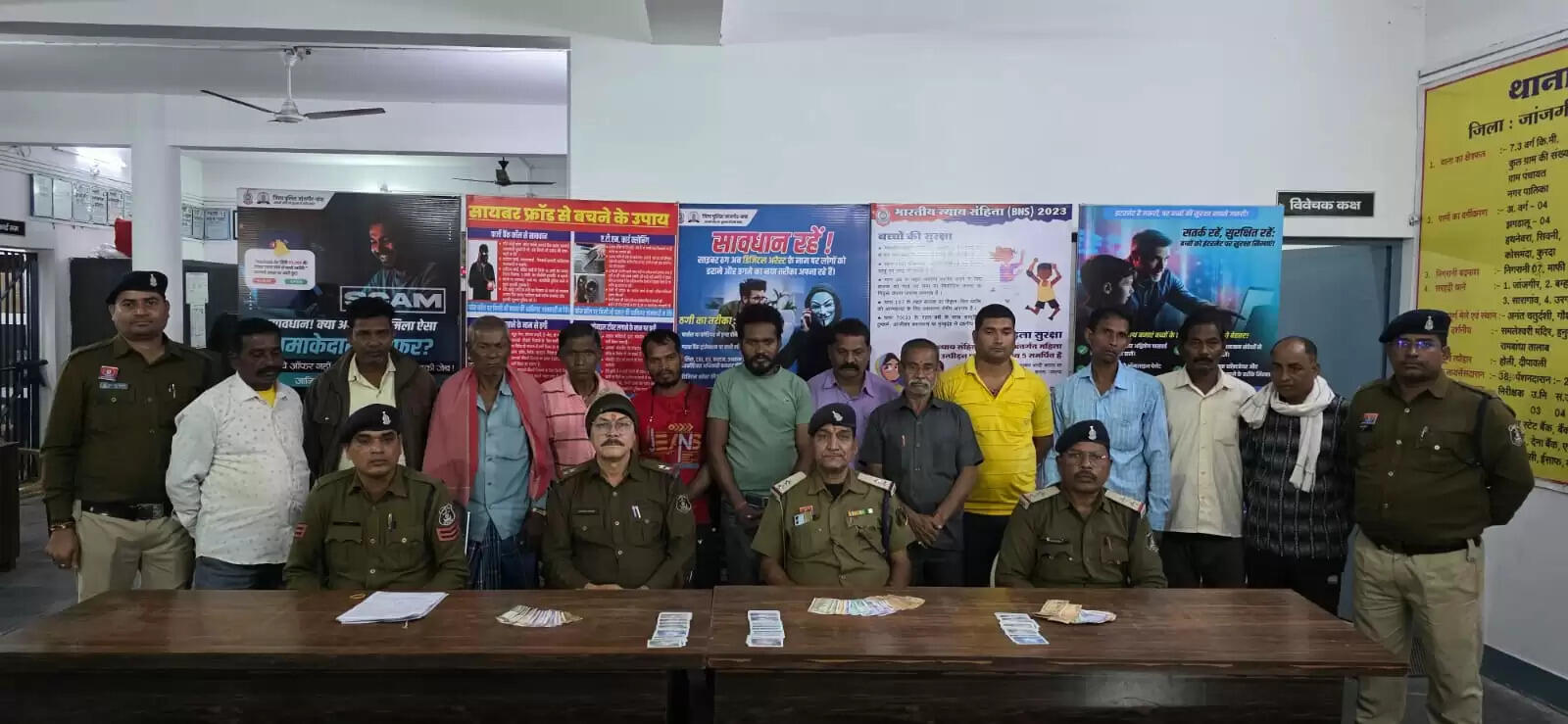 जांजगीर-चांपा : पुलिस की बड़ी कार्रवाई, जुआ फड़ पर दबिश, 12 आरोपि‍त गिरफ्तार