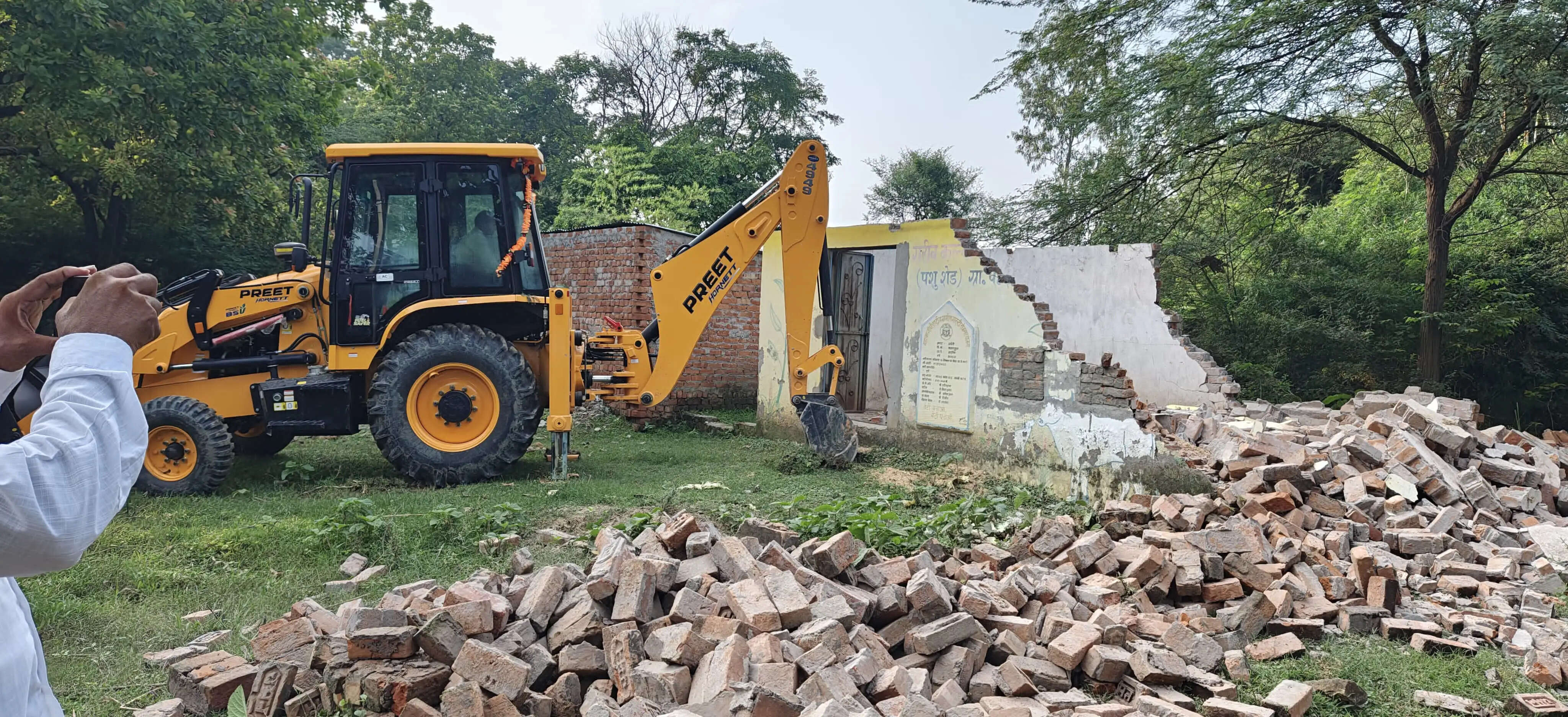 सरकारी भूमि से हटाया गया अतिक्रमण, कृषि विज्ञान केंद्र और डिजिटल लाइब्रेरी बनाने की तैयारी