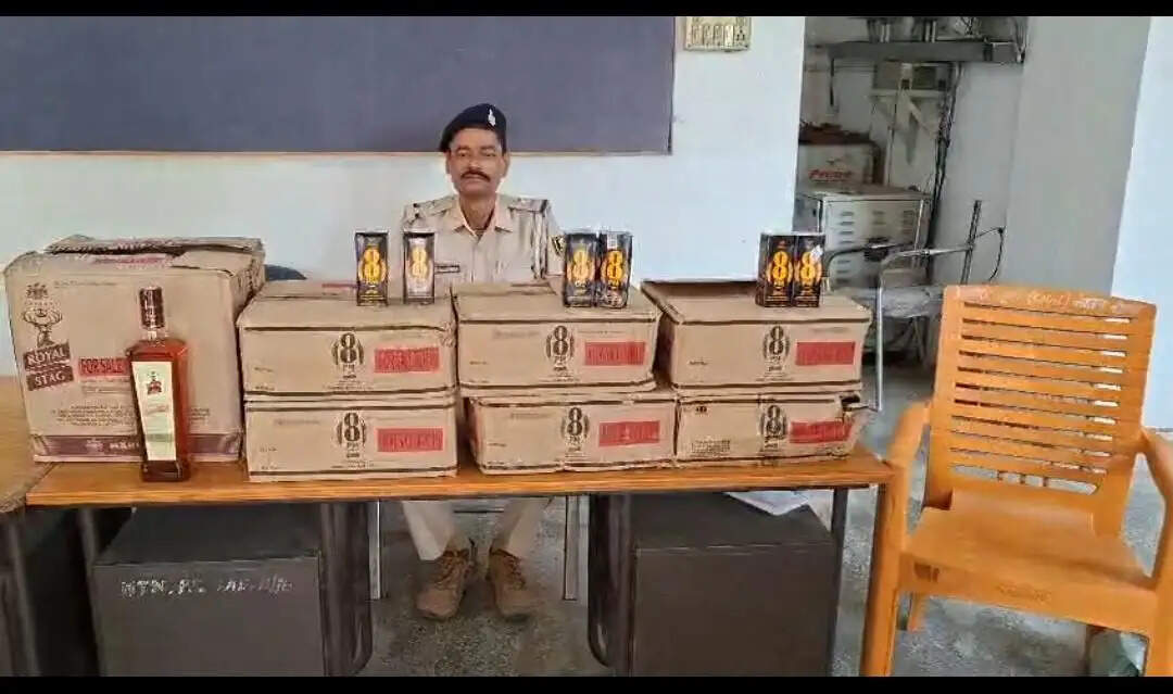 विदेशी शराब जब्त, धंधेबाज फरार