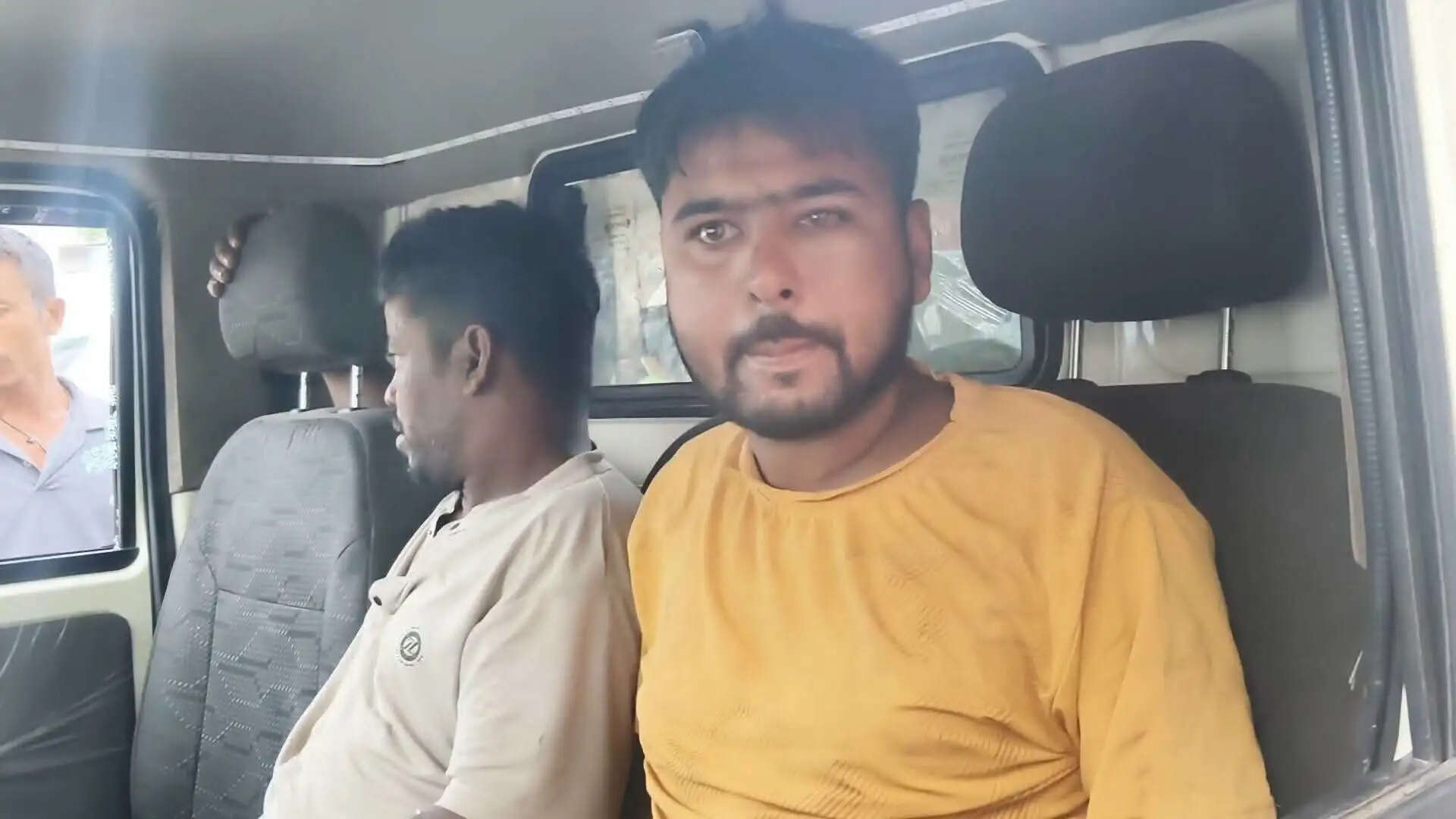 अवैध रूप से 20 मवेशी ले जा रहे दो वाहन वाहन जब्त