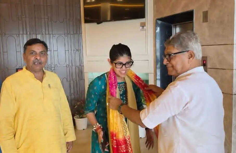 फिल्म हनुमान अंश की सह-निर्माता अनुप्रिया नागर ने किए रामलला के दर्शन