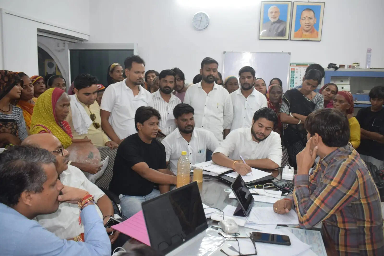 ढ़ाई दशक से पानी की समस्या से जूझ रहे गुजराती बस्ती के लोगों का फूटा गुस्सा, महिलाओं ने जल निगम में फोड़े मटके