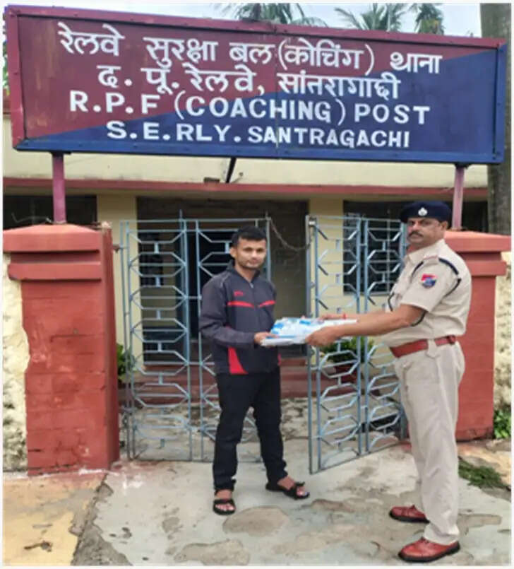 आरपीएफ ने यात्रियों का खोया सामान लौटाया