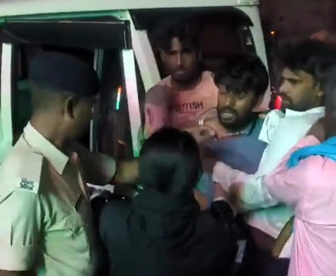 युवकों को जबरन गाड़ी में बैठाने का वीडियो वायरल
