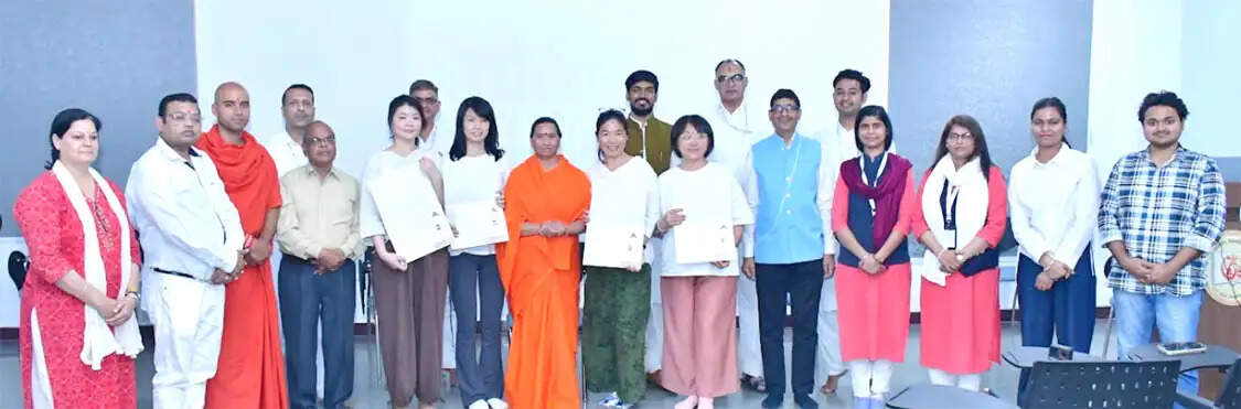 पतंजलि विश्वविद्यालय में ताइवान के प्रशिक्षुओं ने पूरा किया योग-आयुर्वेद प्रशिक्षण