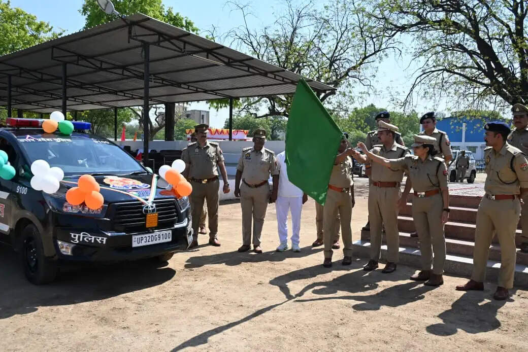 पुलिस व्यवस्था को मिली मजबूती: 16 नए पीआरवी वाहनों को एसपी ने दिखाई हरी झंडी