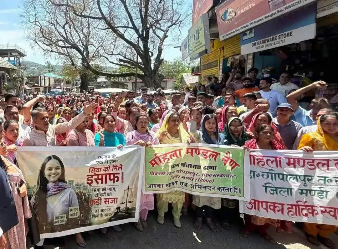 सिया हम शर्मिंदा हैं, तेरे कातिल जिंदा हैं, के नारों से गूंजा सिया गांव, सैंकड़ों महिलाओं ने किया प्रदर्शन