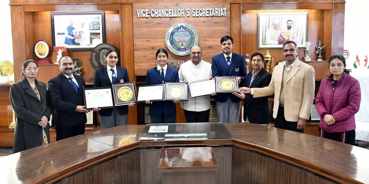 हिसार : एचएयू के चार विद्यार्थियों को राज्यपाल ने किया सम्मानित