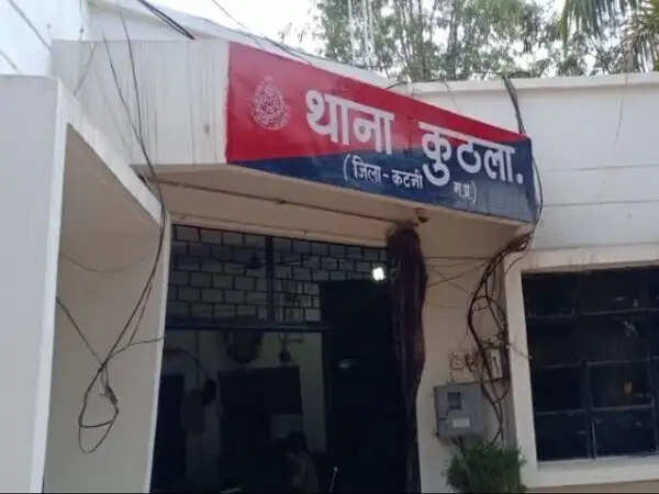 कटनी के कुठला थाने में युवक ने खुद को लगाई आग, 90 फीसदी झुलसा; पुलिस की भूमिका पर उठे सवाल