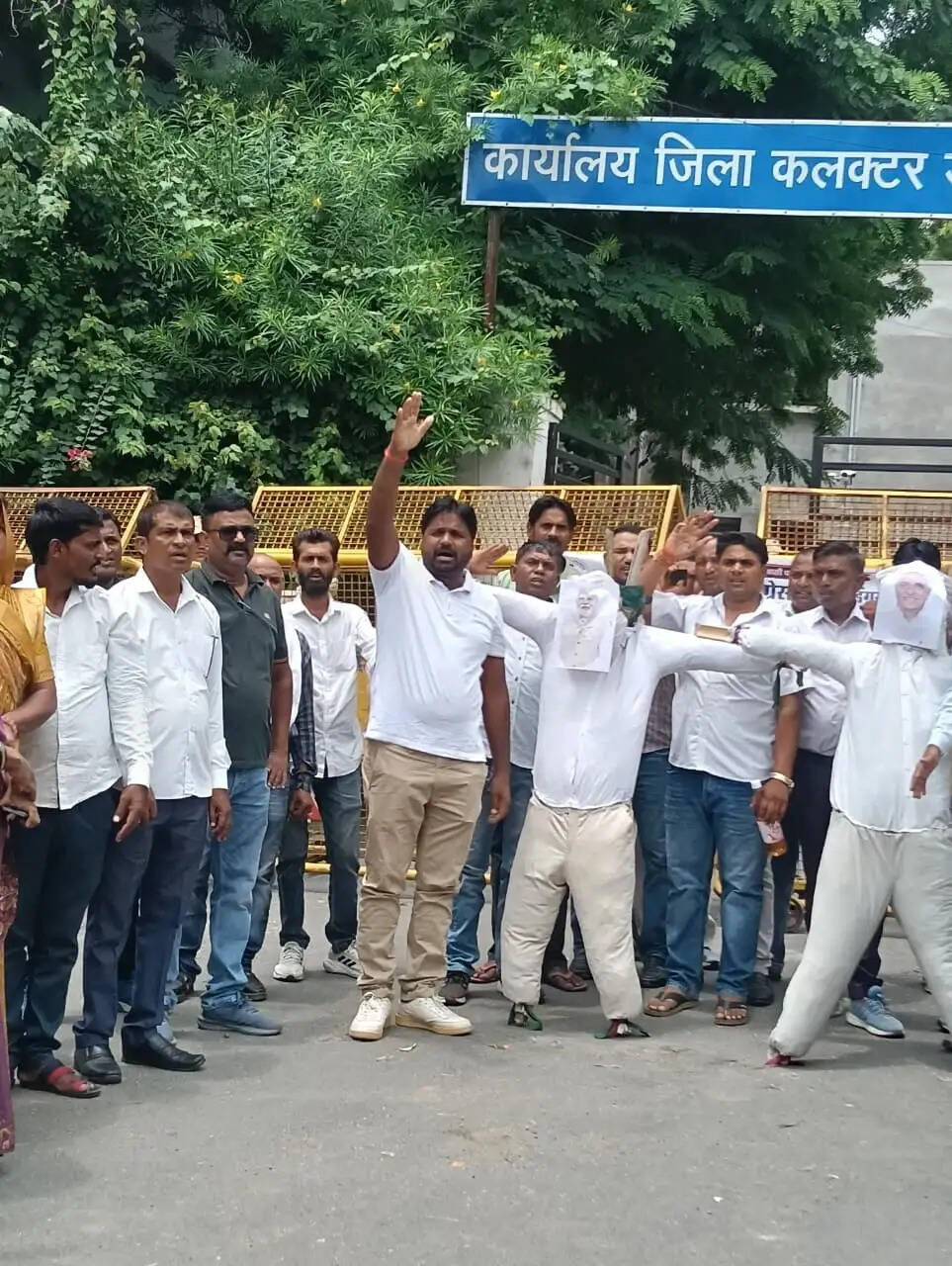 मानगढ़ धाम को राष्ट्रीय स्मारक का दर्जा न मिलने पर कांग्रेस का प्रदर्शन
