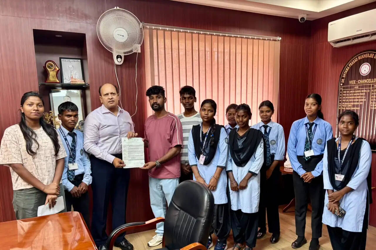 करम महोत्सव को लेकर आदिवासी छात्र संघ ने कुलपति को सौंपा ज्ञापन
