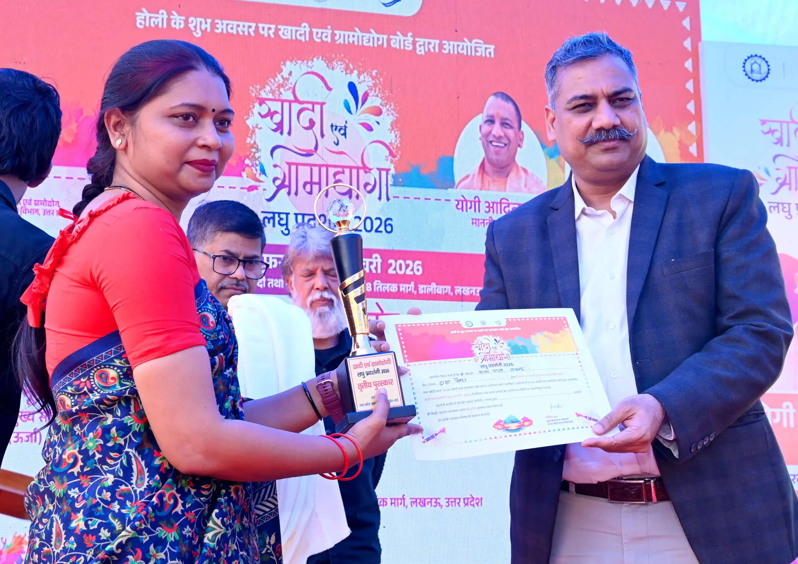 योगी सरकार में खादी को बढ़ावा, होली प्रदर्शनी में 54 लाख से अधिक की बिक्री