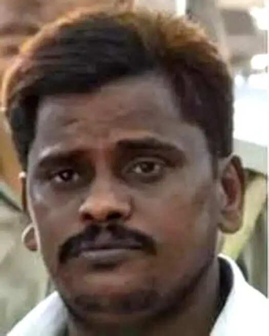 सप्तसरोवर रोड स्थित चाय की दुकान में निठारी कांड से जुड़े सुरेंद्र कोली का शव मिला