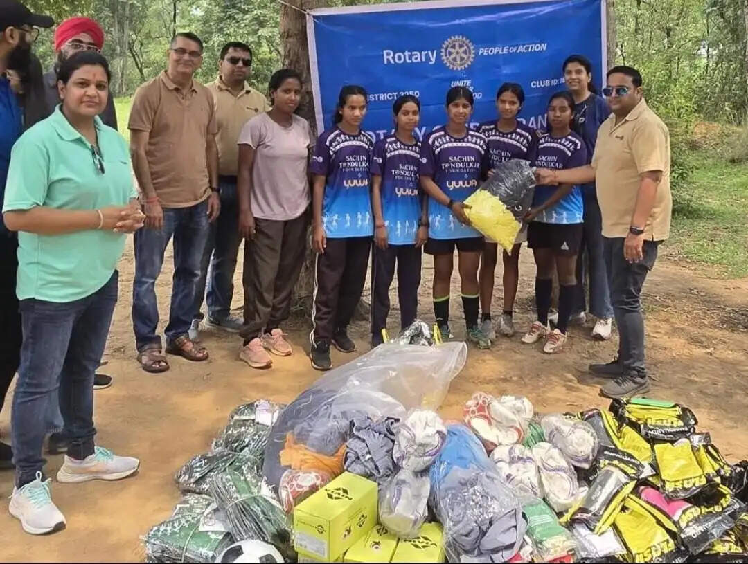 बालिका फुटबॉल खिलाड़ियों को रोटरी क्लब ऑफ रांची ने दी जर्सी और खेल सामग्री
