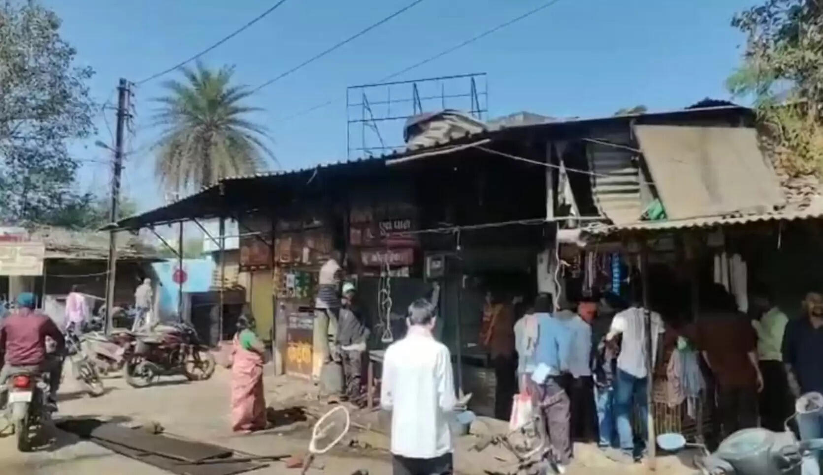 नये बस स्टैंड में अतिक्रमण पर निगम की कार्रवाई