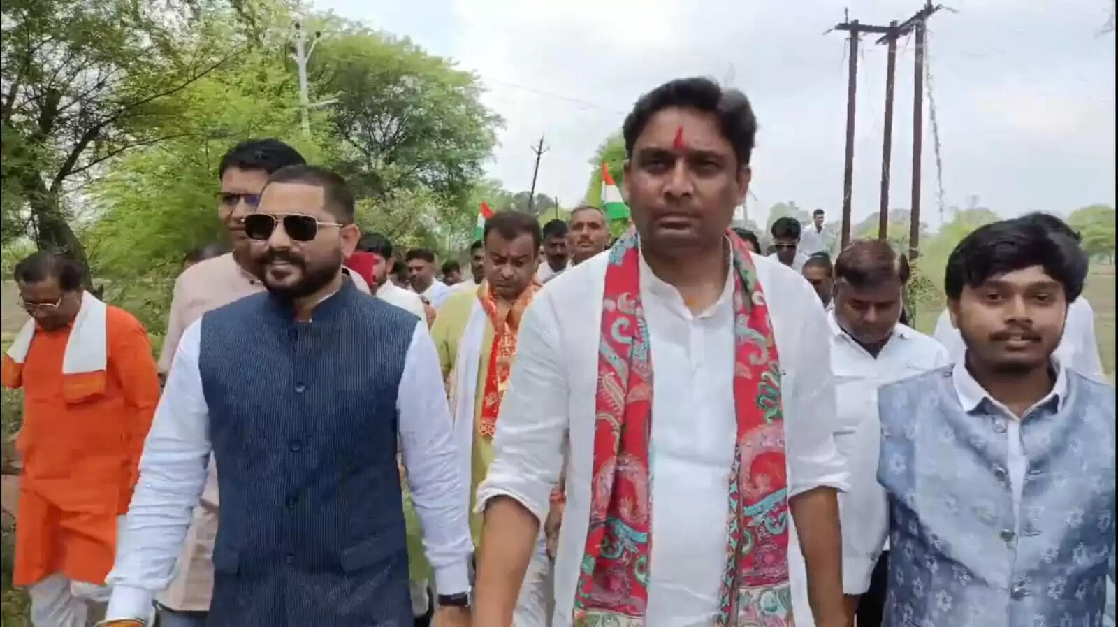 दमोहः शहीदों को नमन कर पदयात्रा पर निकले सांसद राहुल सिंह