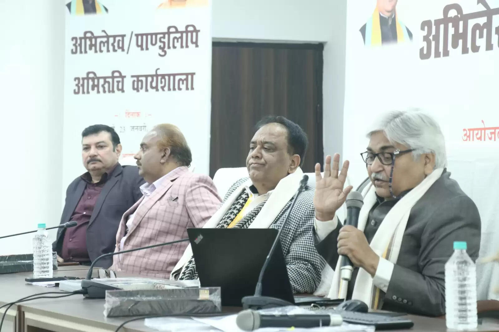 उप्र राजकीय अभिलेखाकार लखनऊ में अभिलेखों के संरक्षण के लिए चल रही पाण्डुलिपि कार्यशाला