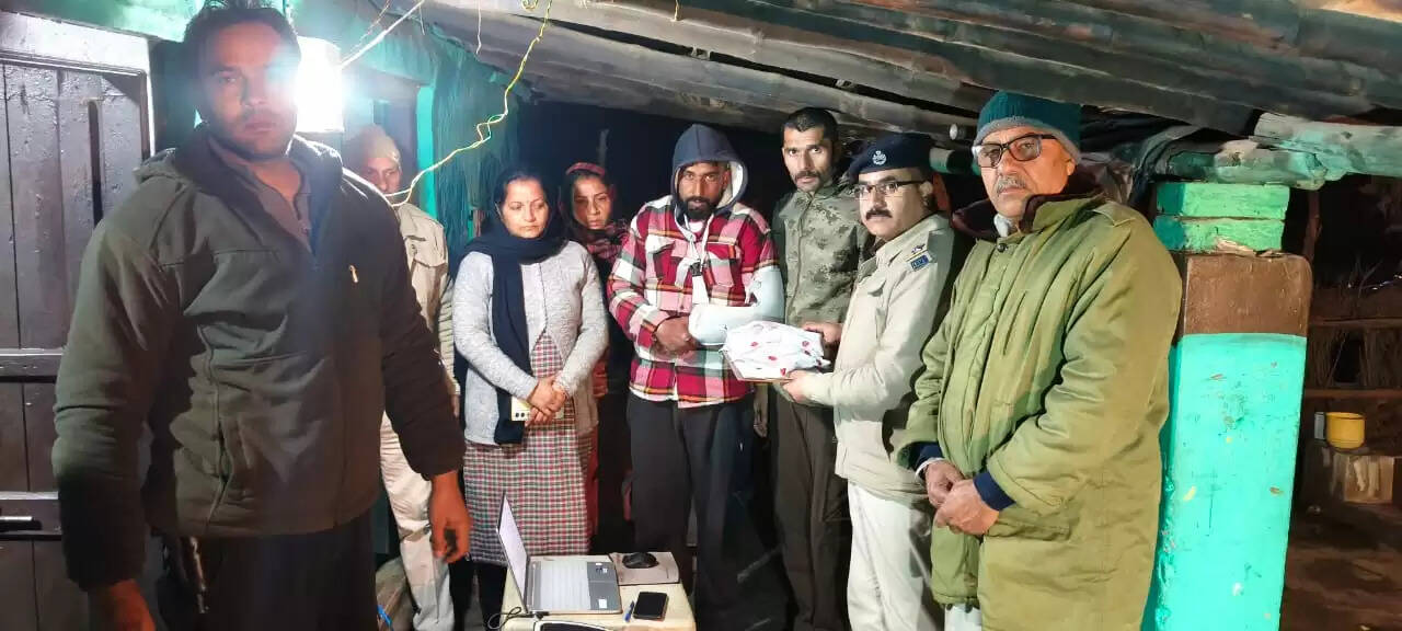 नूरपुर पुलिस ने रिहायशी मकान से चरस, चिट्टा और नगदी की बरामद, महिला सहित दो बेटे गिरफ्तार