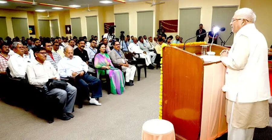 ज्ञान के साथ नैतिकता, संवेदनशीलता और सेवा का भाव आवश्यक : राज्यपाल पटेल