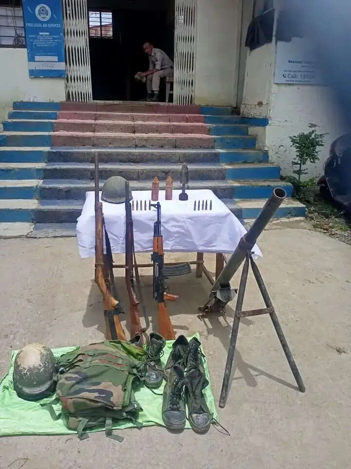 मणिपुर में सुरक्षा बलों की बड़ी सफलता, भारी मात्रा में हथियार और विस्फोटक बरामद