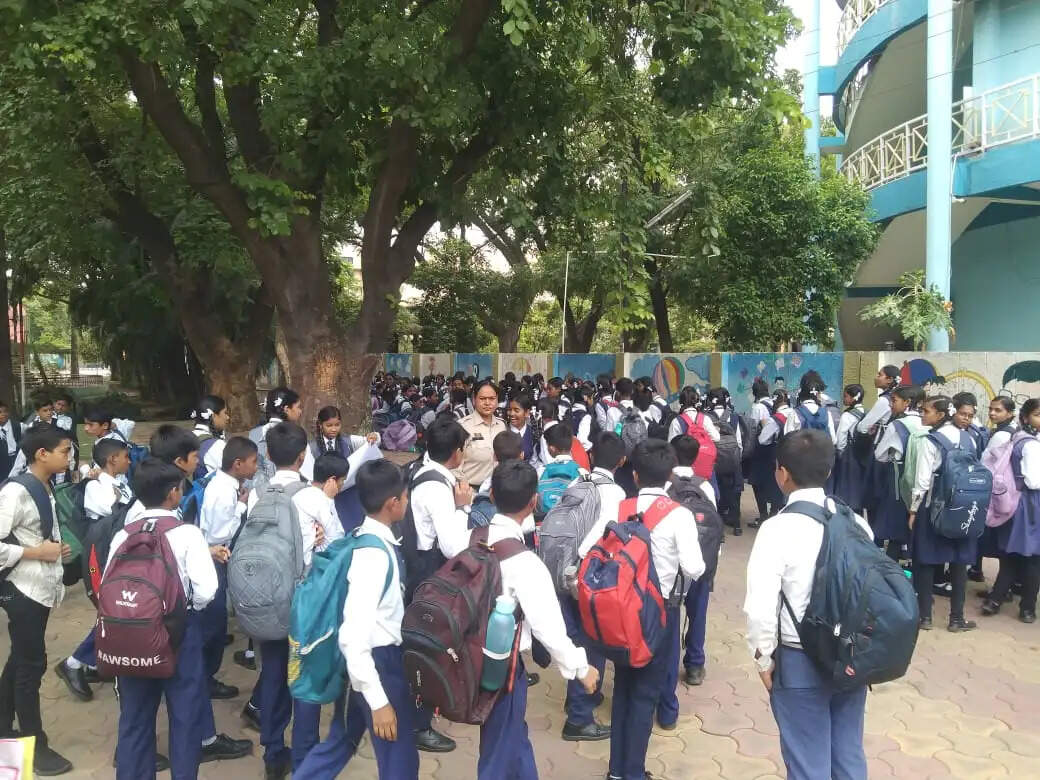 रायपुर : स्कूल-कॉलेजों के बाहर पिंक पेट्रोल की निगरानी, छात्राओं की सुरक्षा पर विशेष फोकस