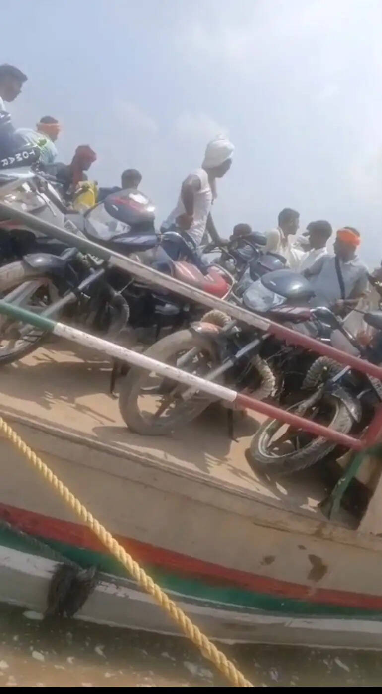 मुरैना : मोटरसाइकिलों को नाव में रखकर चम्बल नदी पार कर रहे लोग