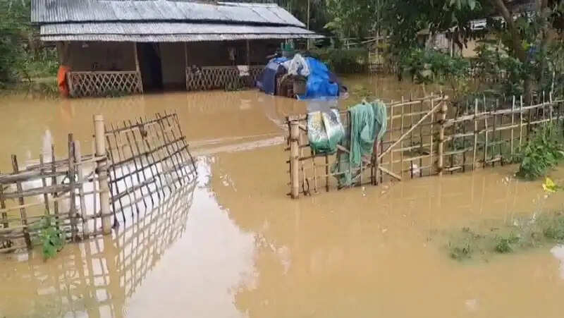असमः पूठी नदी का रिंग बांध टूटने से छह गांवों में घुसा बाढ़ का पानी