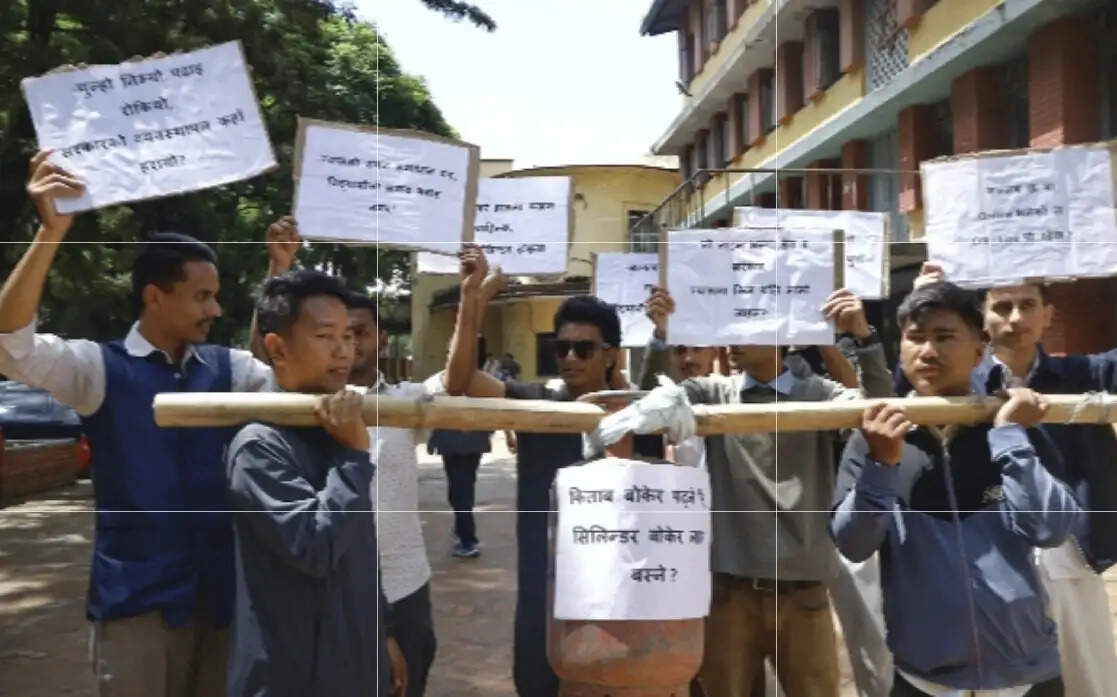 एलजीपी की आपूर्ति सामान्य करने की मांग, छात्रों का काठमांडू में प्रदर्शन